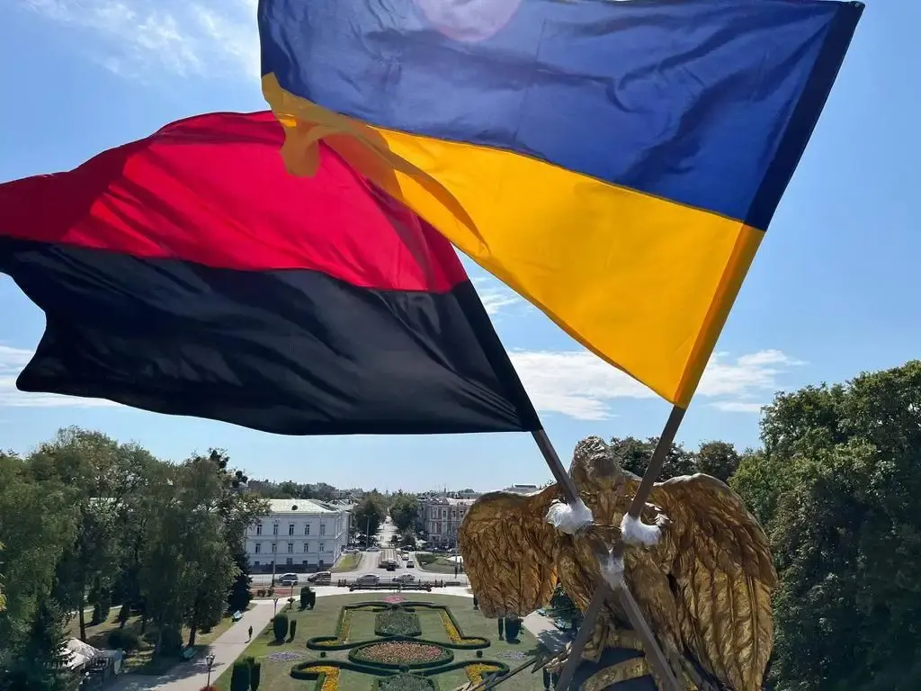 У Полтаві на Монументі Слави підняли нові прапори напередодні Дня Прапора