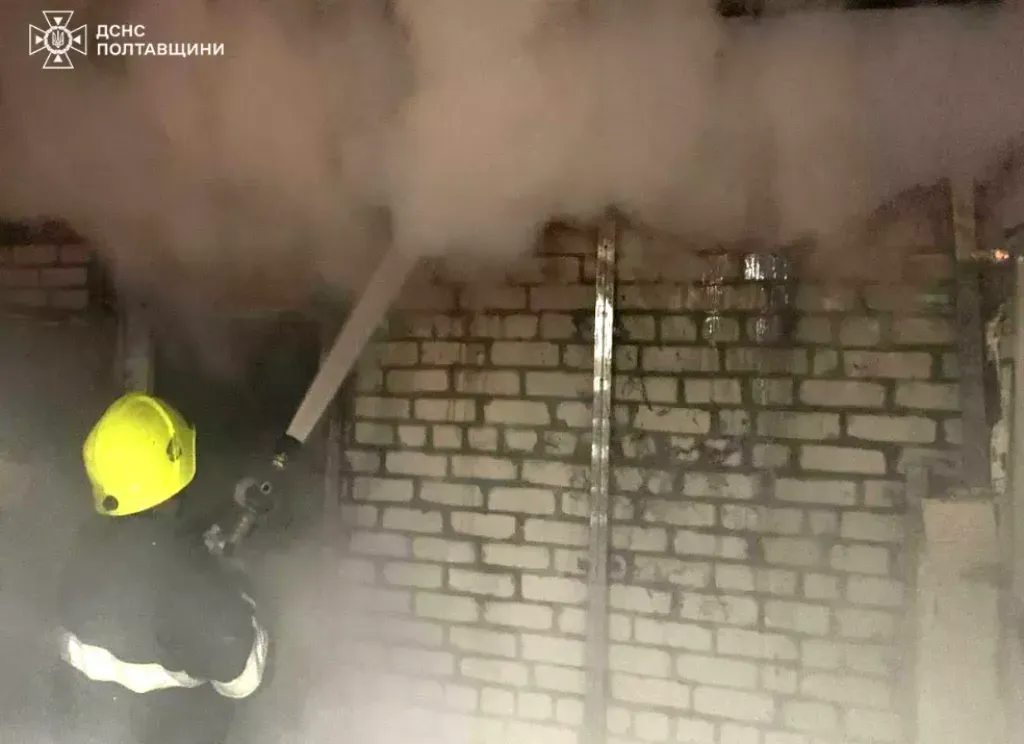 У Кременчуці пожежа в гаражі загрожувала автівці та житловому будинку