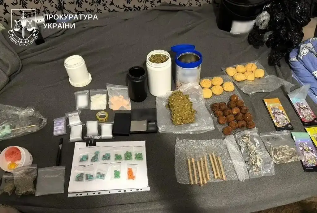 У Полтаві судитимуть чоловіка за зберігання наркотиків та побиття місцевого жителя