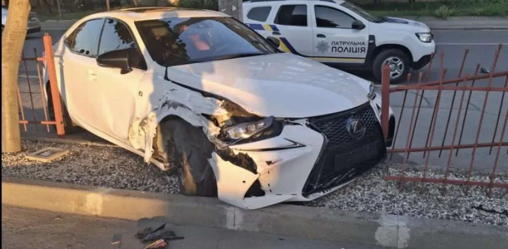 У Полтаві Lexus зіткнувся з Ford і врізався в паркан