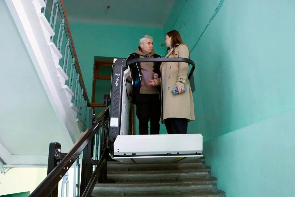 У Полтаві презентували ліфт для маломобільних громадян у будівлі міськради