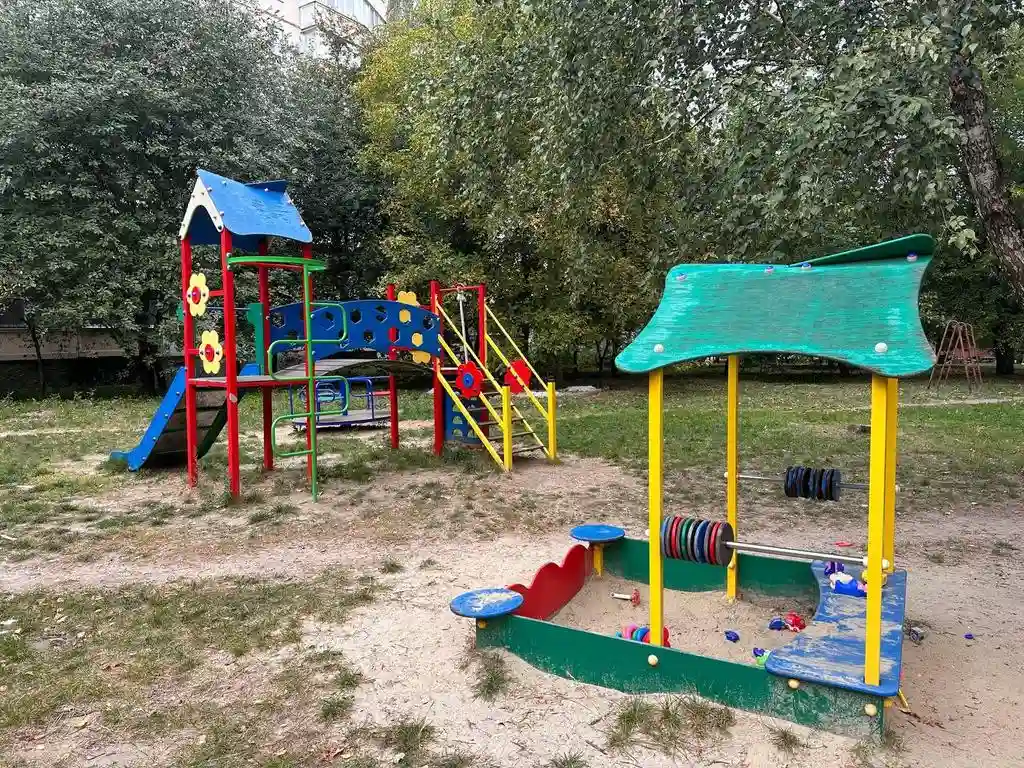 У Полтаві оновлюють дитячі майданчики: що вже зроблено