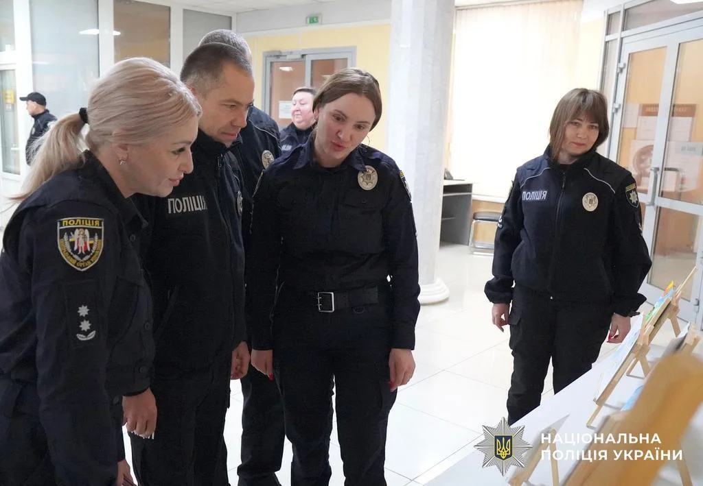 «Картина руками воїна»: у Полтаві презентували виставку творчих робіт захисників на реабілітації
