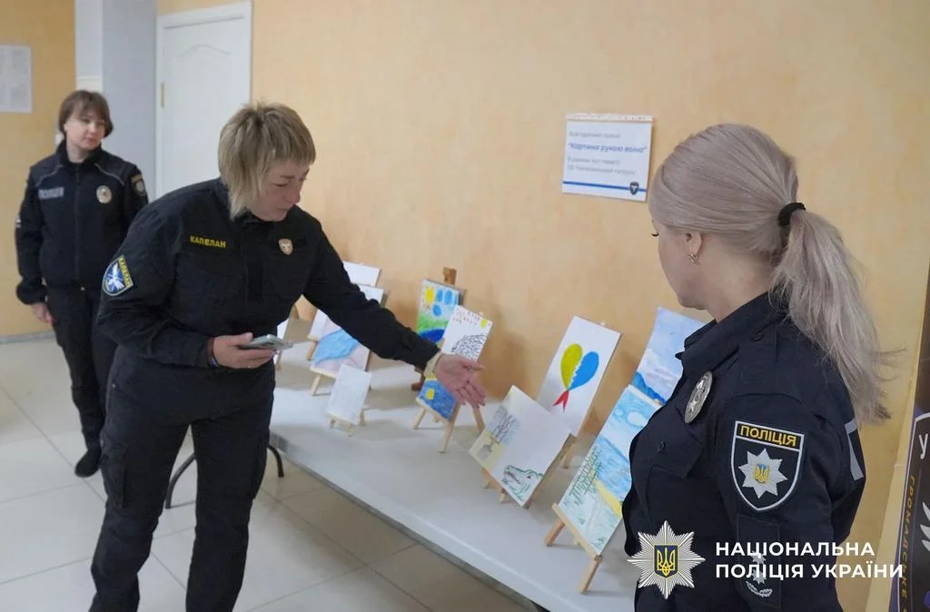 «Картина руками воїна»: у Полтаві презентували виставку творчих робіт захисників на реабілітації