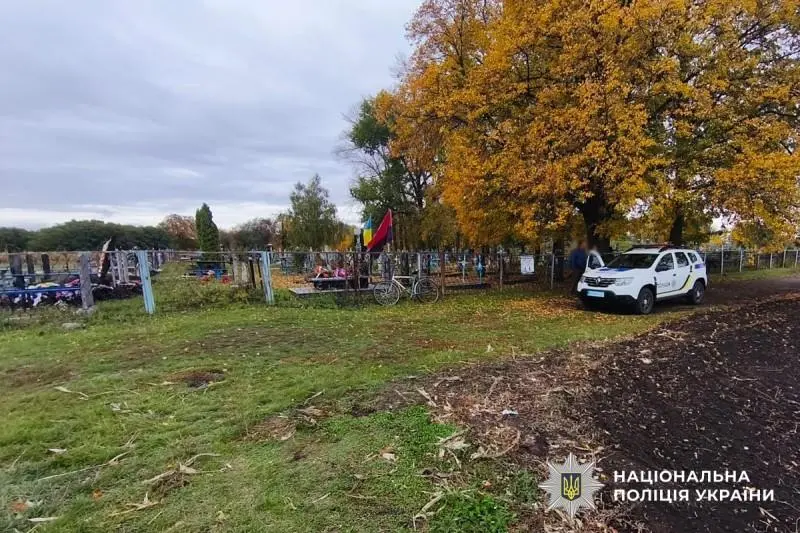 На Полтавщині поліція розслідує факт наруги над могилою у Миргородському районі