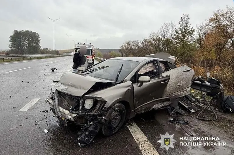 На трасі Київ – Харків легковик врізався у відбійник: постраждали дві пасажирки
