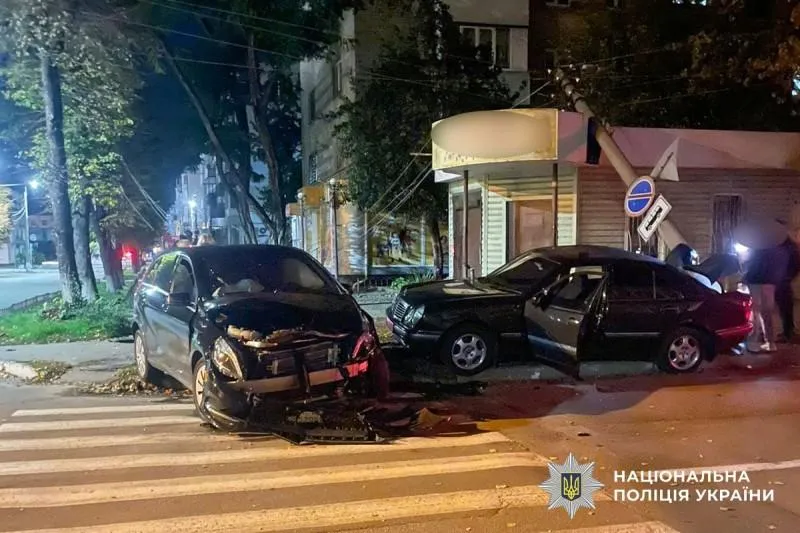 У центрі Кременчука зіткнулися два автомобілі Mercedes: постраждала дівчина-пасажирка