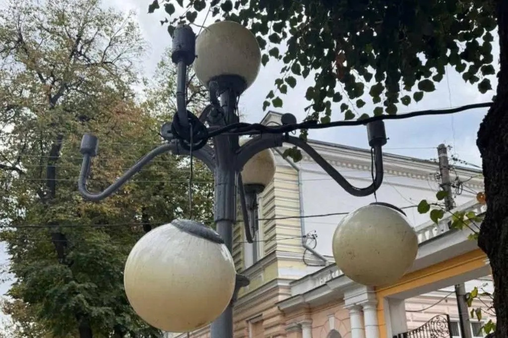 У центрі Полтави невідомі пошкодили вуличні ліхтарі