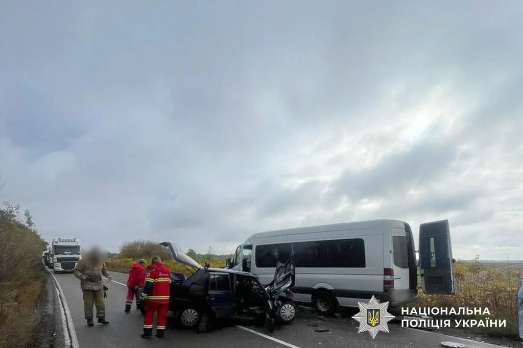 На Полтавщині у ДТП з мікроавтобусом загинув водій легковика