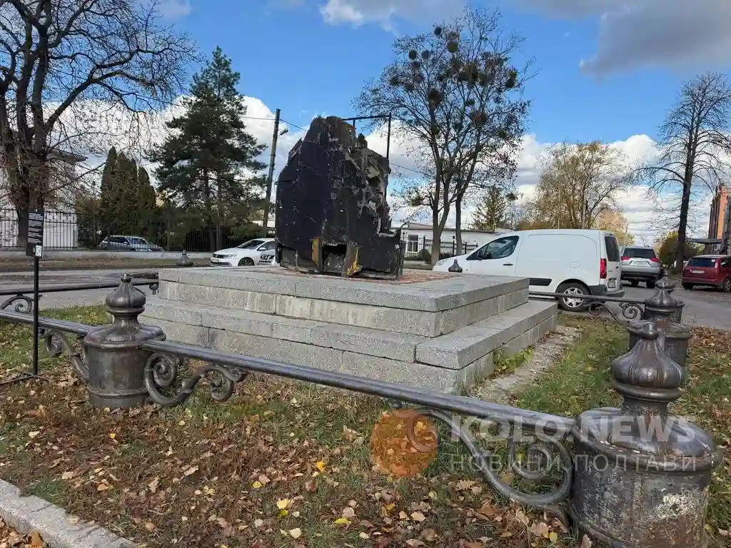 У Полтаві на місці пам’ятника Петру І з’явився уламок російського шахеда