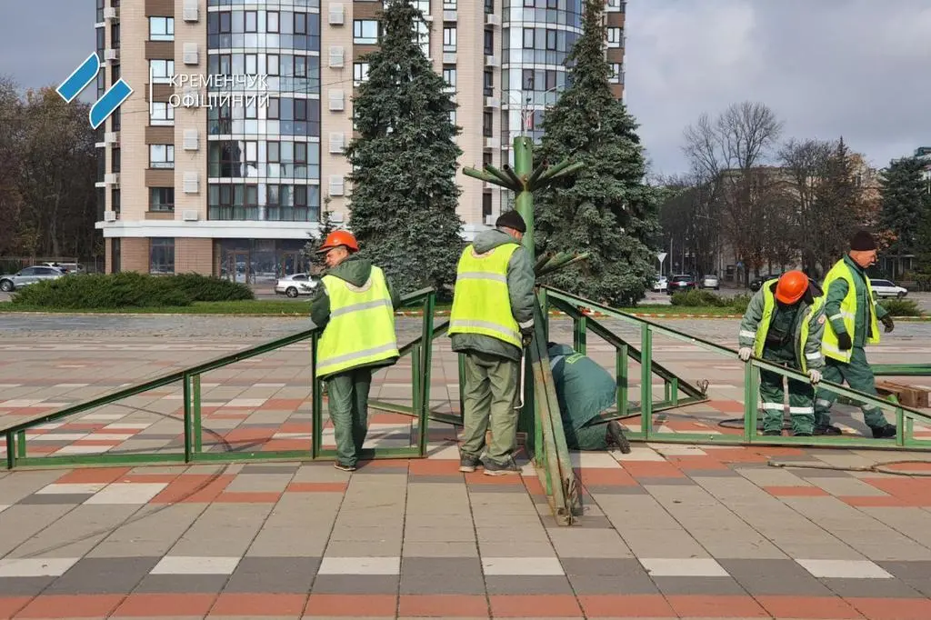 У Кременчуці стартував монтаж новорічної ялинки на головній площі