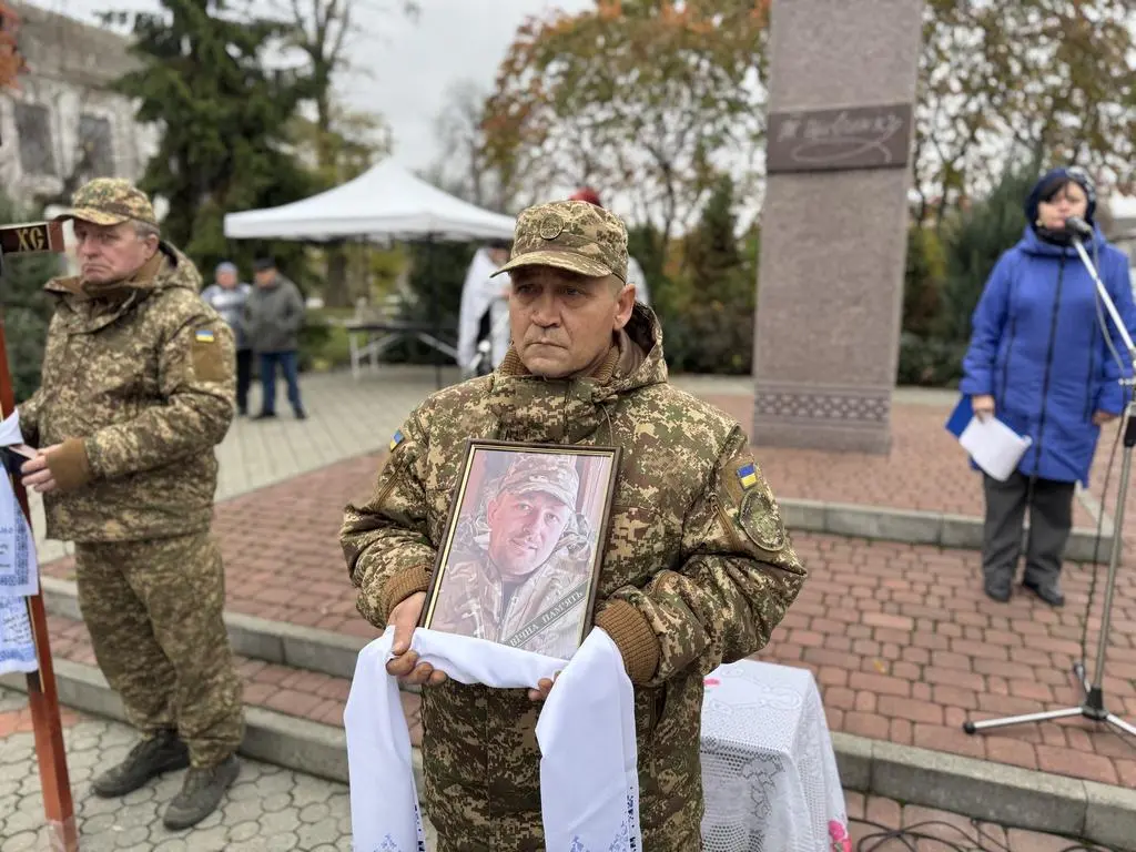 Рідна громада попрощалася з Героєм Романом Вакуленком