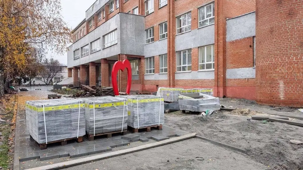 У Полтаві не припинили угоду з підрядником, який має оновити вимощення біля школи №5