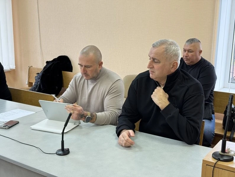 Суд у Полтаві знову переніс розгляд справи про переплати на секторі почесних поховань