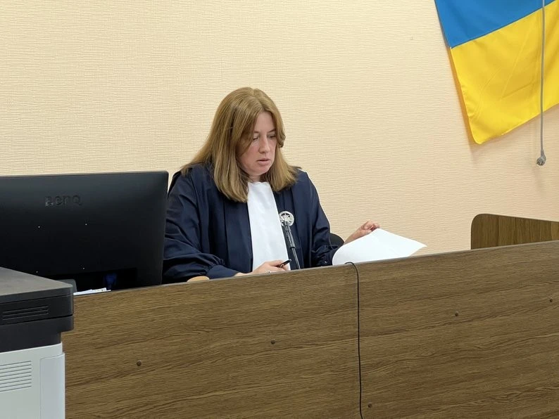 Суд у Полтаві знову переніс розгляд справи про переплати на секторі почесних поховань