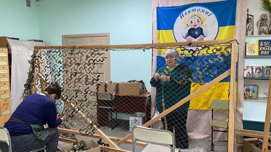 Полтавські волонтерки плетуть сотні маскувальних сіток для фронту щодня
