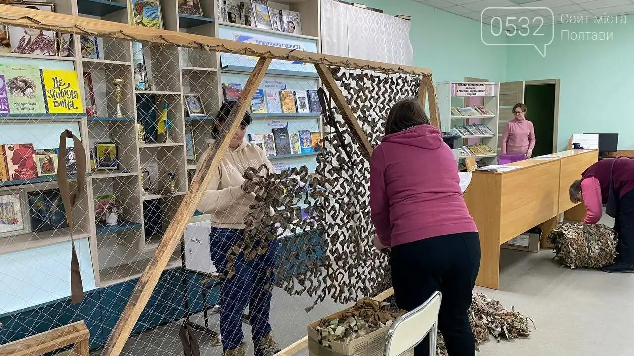 Полтавські волонтерки плетуть сотні маскувальних сіток для фронту щодня