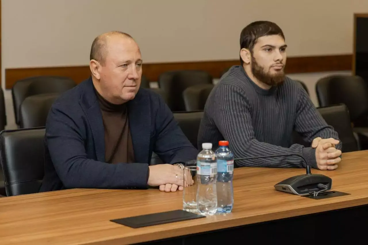 Зірка греко-римської боротьби Ірфан Мірзоєв зустрівся з керівництвом Полтавщини