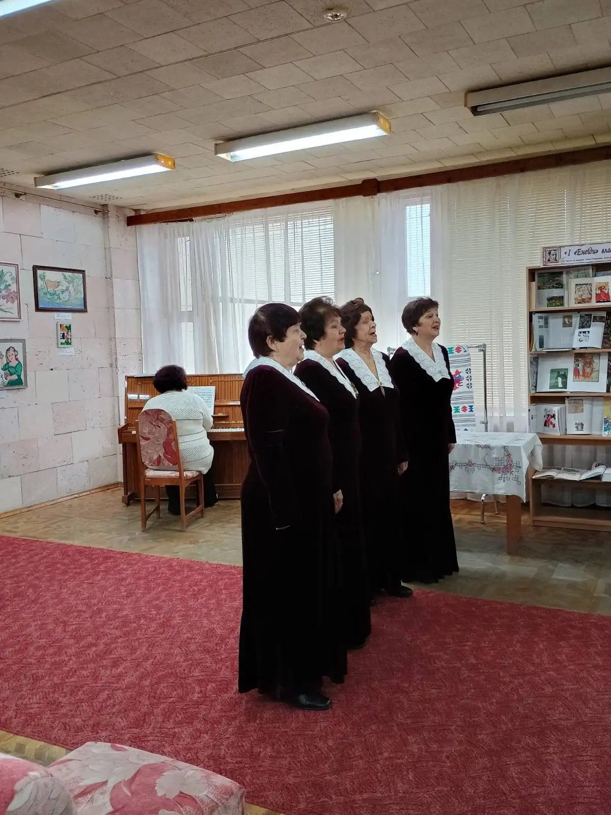 Живий код культури: у Полтаві відкрили виставку старовинної вишивки під акомпанемент ансамблю «Гвоздика»