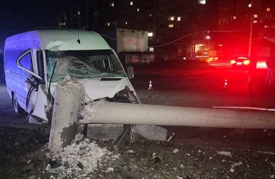 У Полтаві мікроавтобус знесло електроопору: без травм, але з перебоями в русі транспорту