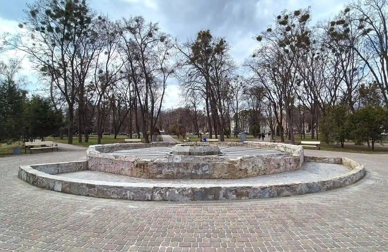 У Сонячному парку демонтують старий фонтан за 380 тисяч гривень