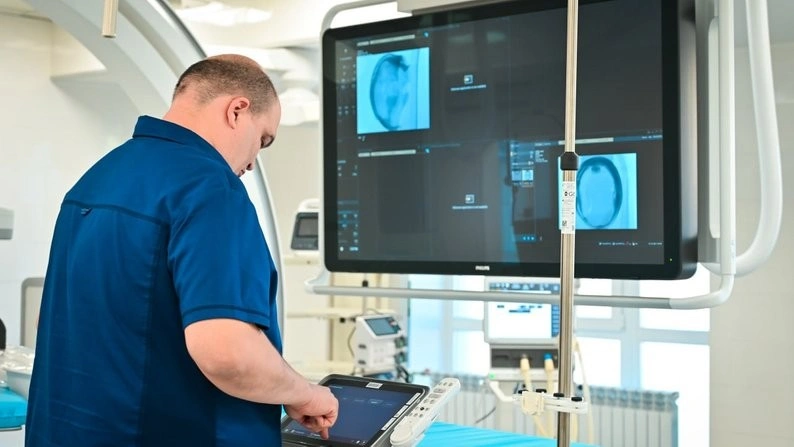 Столітня пацієнтка з Полтави відновлюється після успішної тромбектомії
