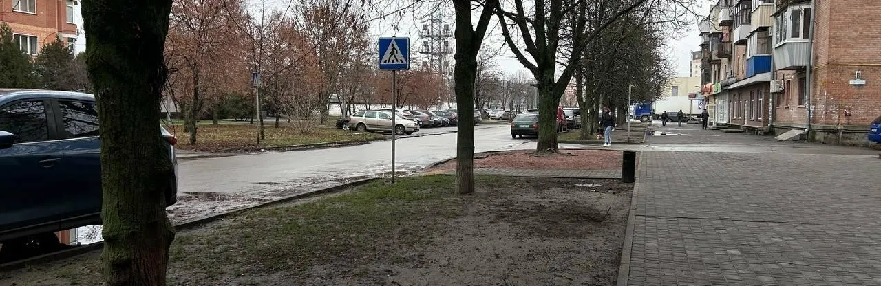 На Подолі у Полтаві оновлюють вуличне освітлення: демонтаж аварійних опор і встановлення нових