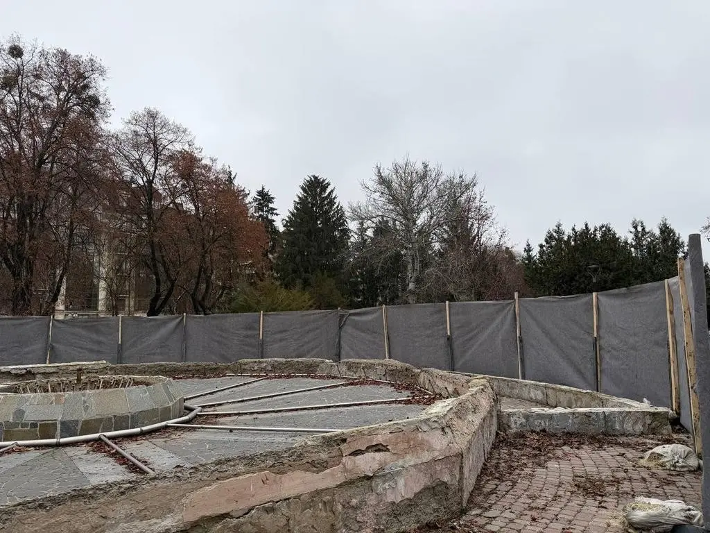 У Полтаві розпочали демонтаж аварійного фонтану в Сонячному парку