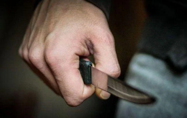 У Кременчуці чоловік поранив ножем свою сусідку