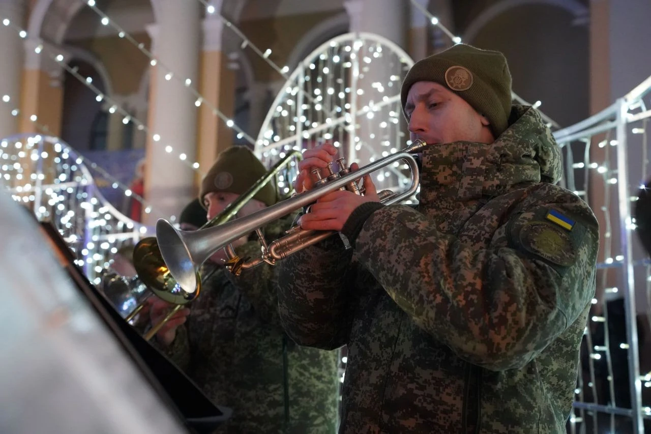 Полтава засяяла святковим світлом: увімкнули головну ялинку