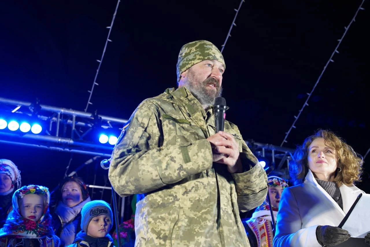 Полтава засяяла святковим світлом: увімкнули головну ялинку