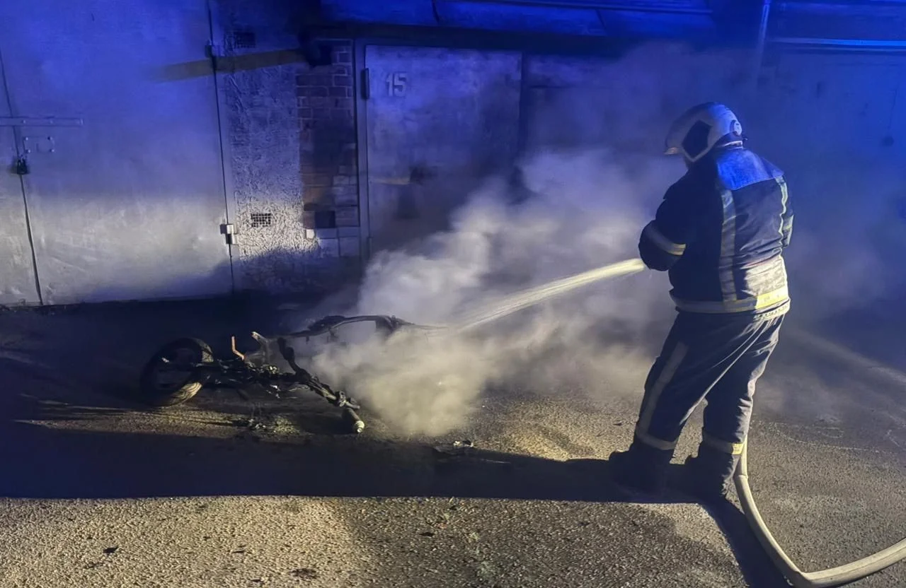 У Полтаві серед ночі згорів мотоцикл на центральній вулиці