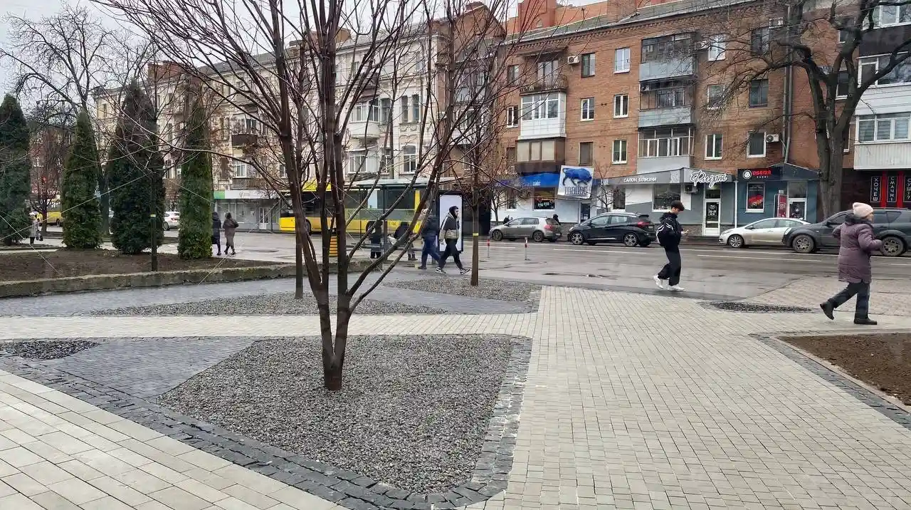 Новий громадський простір у центрі Полтави замінив старі кіоски