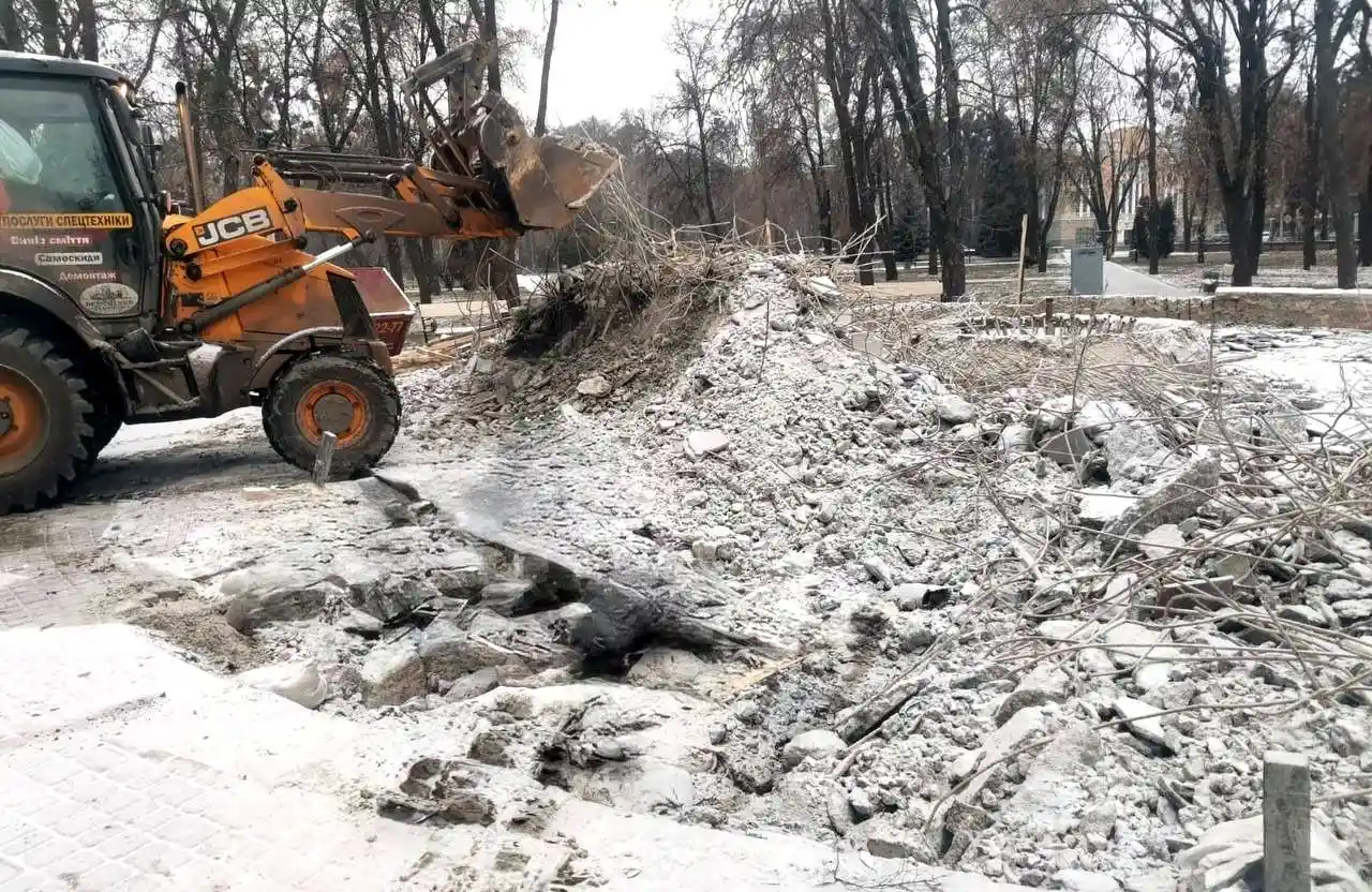 Демонтаж фонтану в Сонячному парку затьмарила крадіжка огорожі