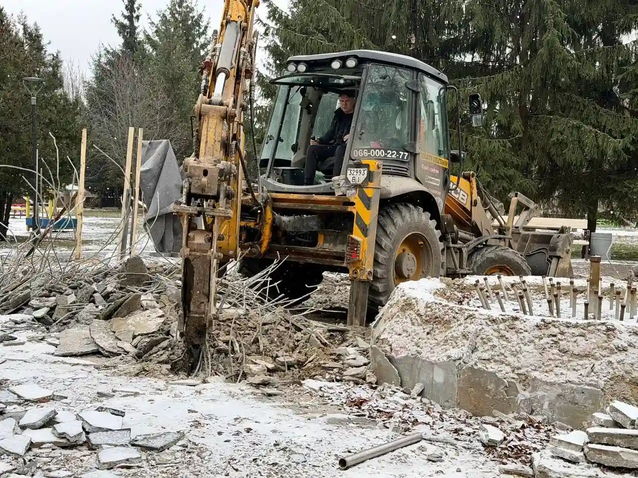 Демонтаж фонтану в Сонячному парку затьмарила крадіжка огорожі