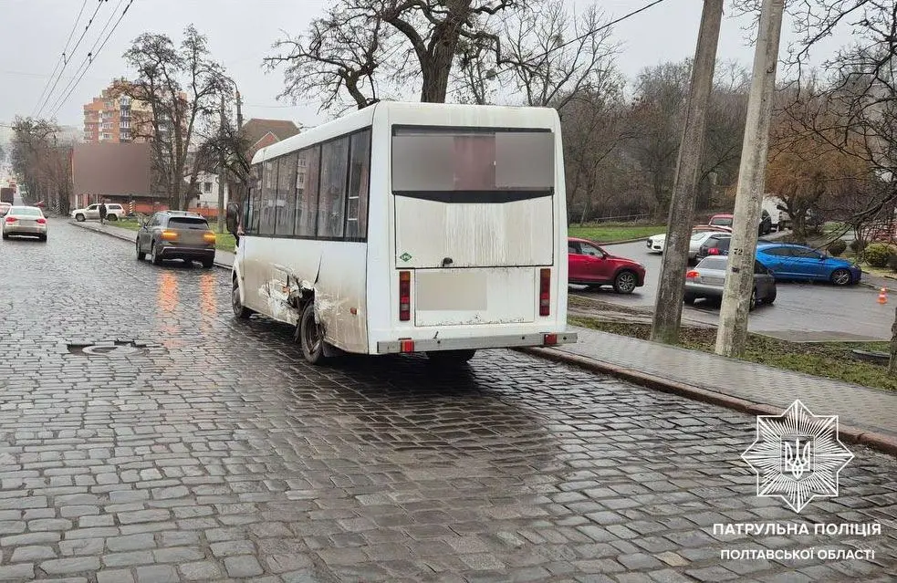 Ранкове ДТП у Полтаві: легковик проти маршрутки на Небесної Сотні