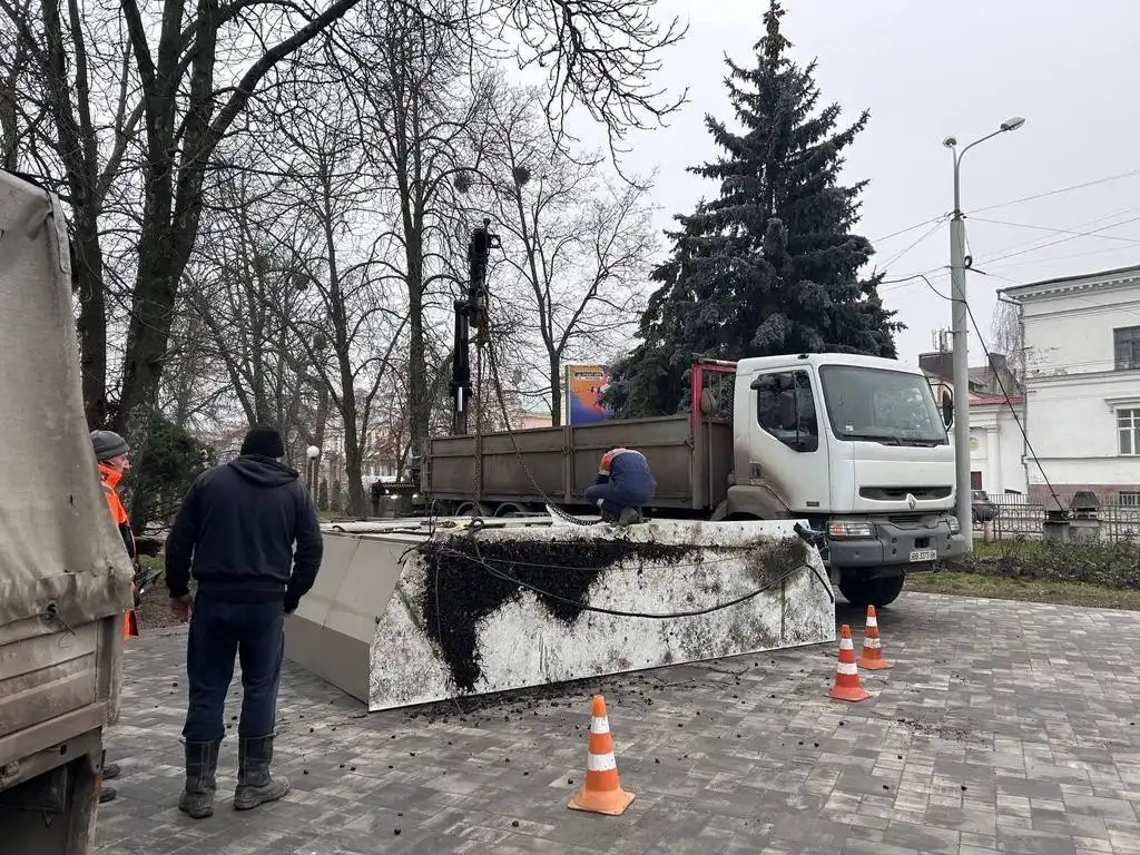 Демонтаж телевізора в центрі Полтави: крок до збереження історичної автентичності