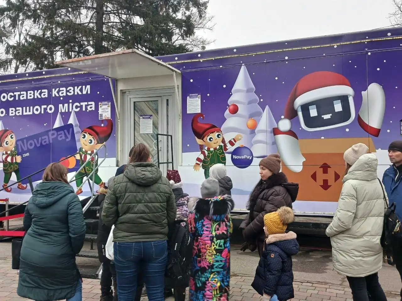 Полтава отримала свою порцію казки: святковий фургон з інтерактивами приїхав до міста