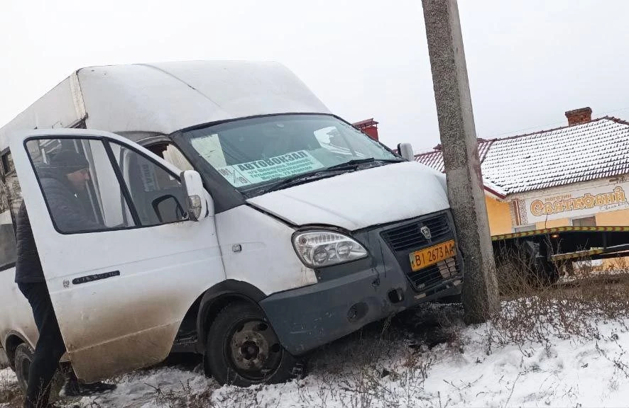Маршрутка врізалася у стовп на Охтирському шляху: кілька пасажирів травмовані