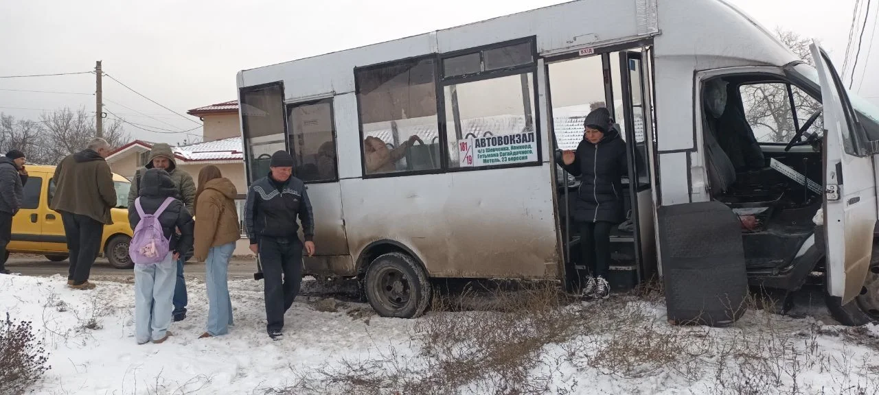 Маршрутка врізалася у стовп на Охтирському шляху: кілька пасажирів травмовані
