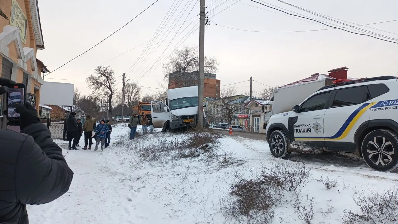 Маршрутка врізалася у стовп на Охтирському шляху: кілька пасажирів травмовані