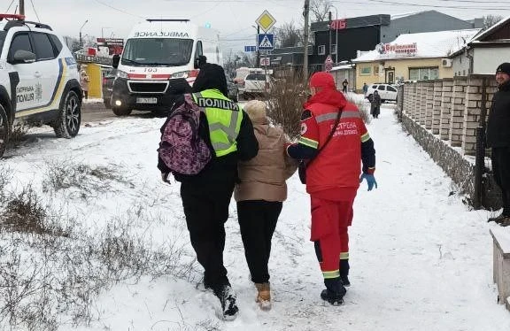 Маршрутка врізалася у стовп на Охтирському шляху: кілька пасажирів травмовані