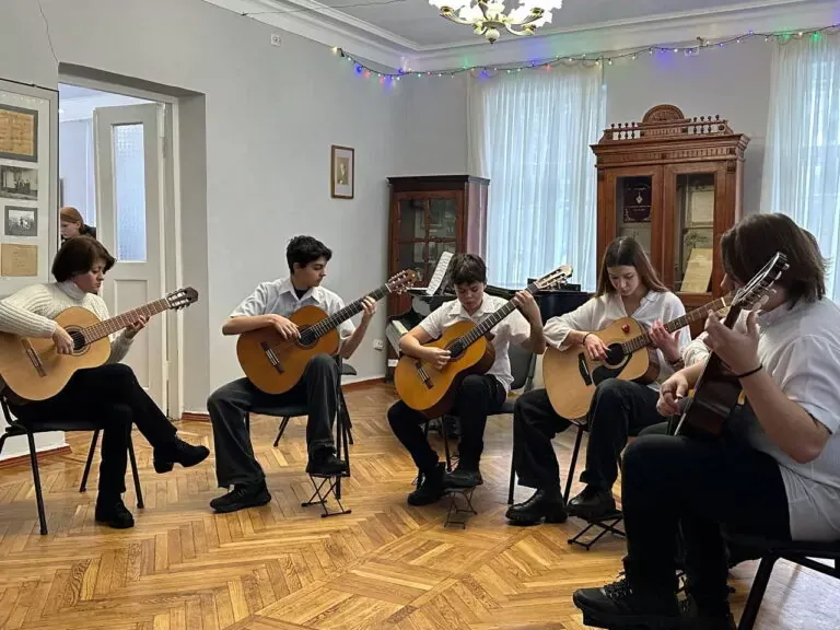 Мистецтво, що звучить через століття: у Полтаві відкрили виставку «Відлуння століть»