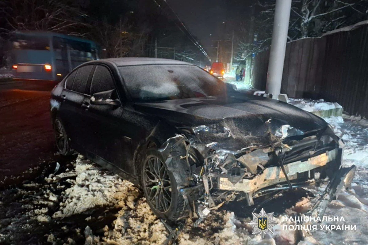 У Полтаві BMW зіткнувся з Lanos: водія госпіталізували