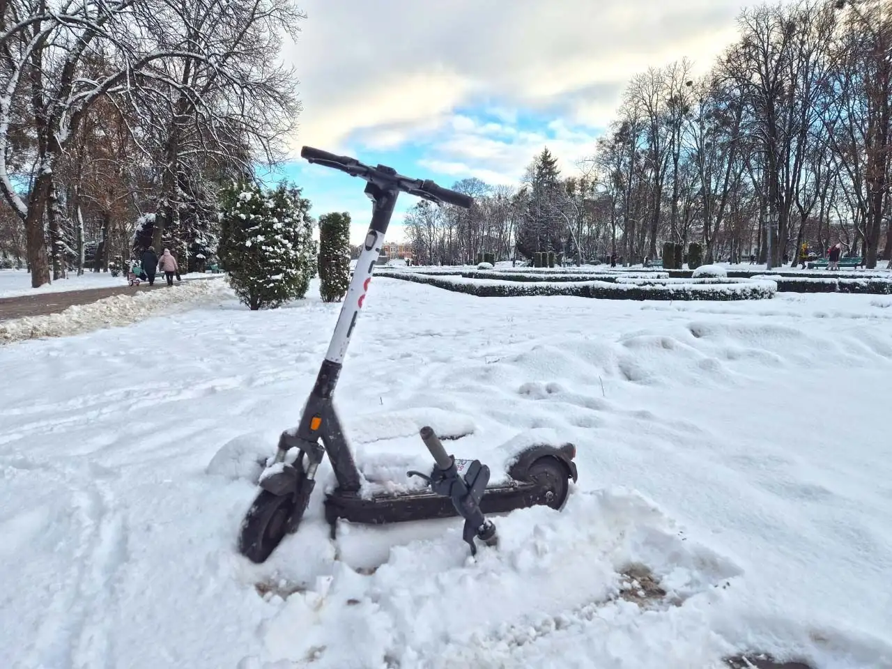 Полтава: залишені під снігом електросамокати створюють проблеми для міських вулиць