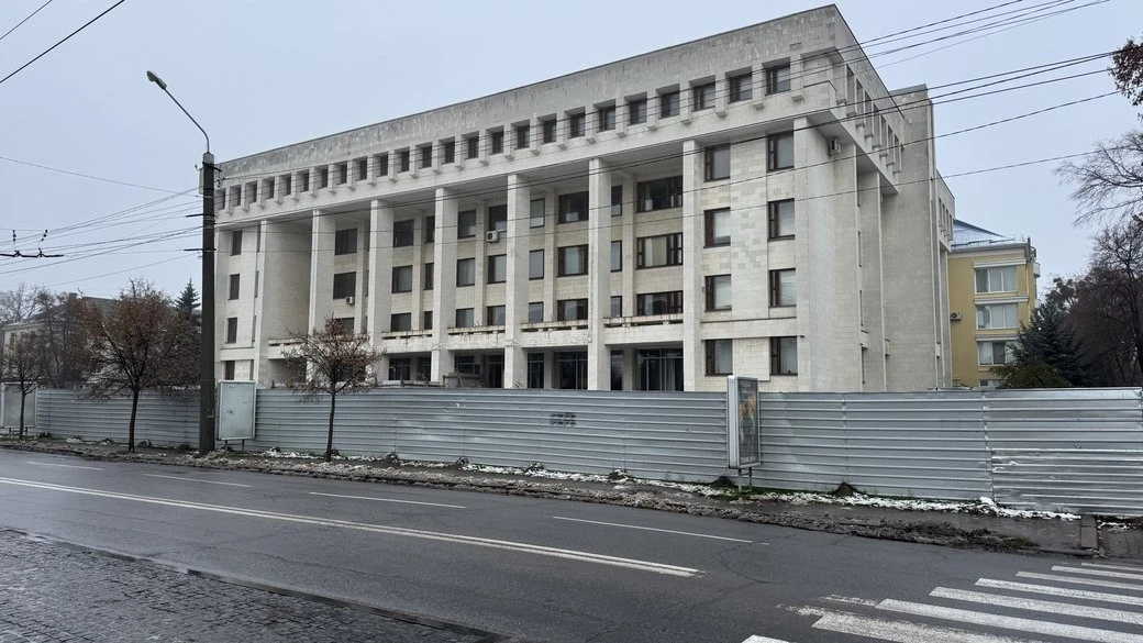 Реконструкція простору біля Полтавської бібліотеки: фонтан та зона для відпочинку можуть бути завершені у 2026 році