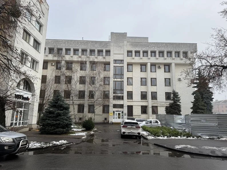 Реконструкція простору біля Полтавської бібліотеки: фонтан та зона для відпочинку можуть бути завершені у 2026 році