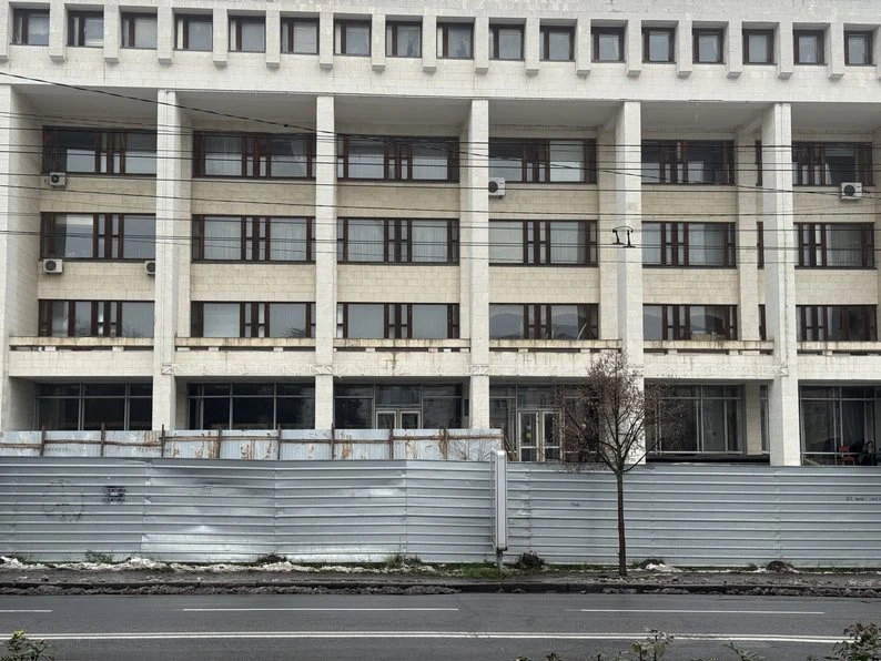 Реконструкція простору біля Полтавської бібліотеки: фонтан та зона для відпочинку можуть бути завершені у 2026 році