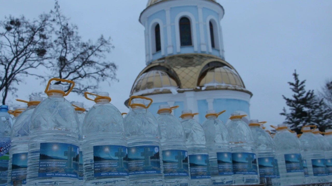 Водохреща в Полтаві: молитва, занурення в ополонку та благословення води