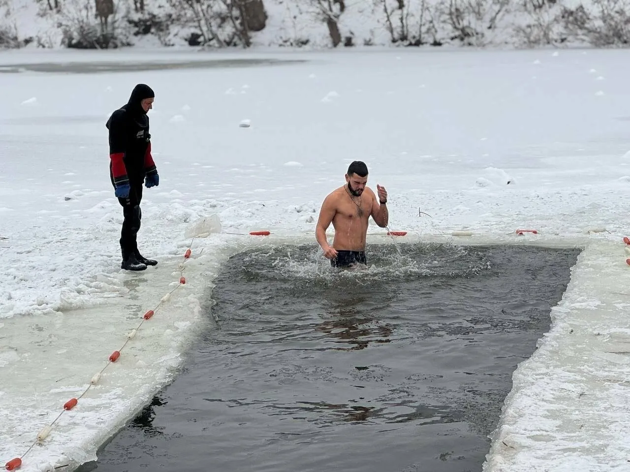 Водохреща в Полтаві: молитва, занурення в ополонку та благословення води